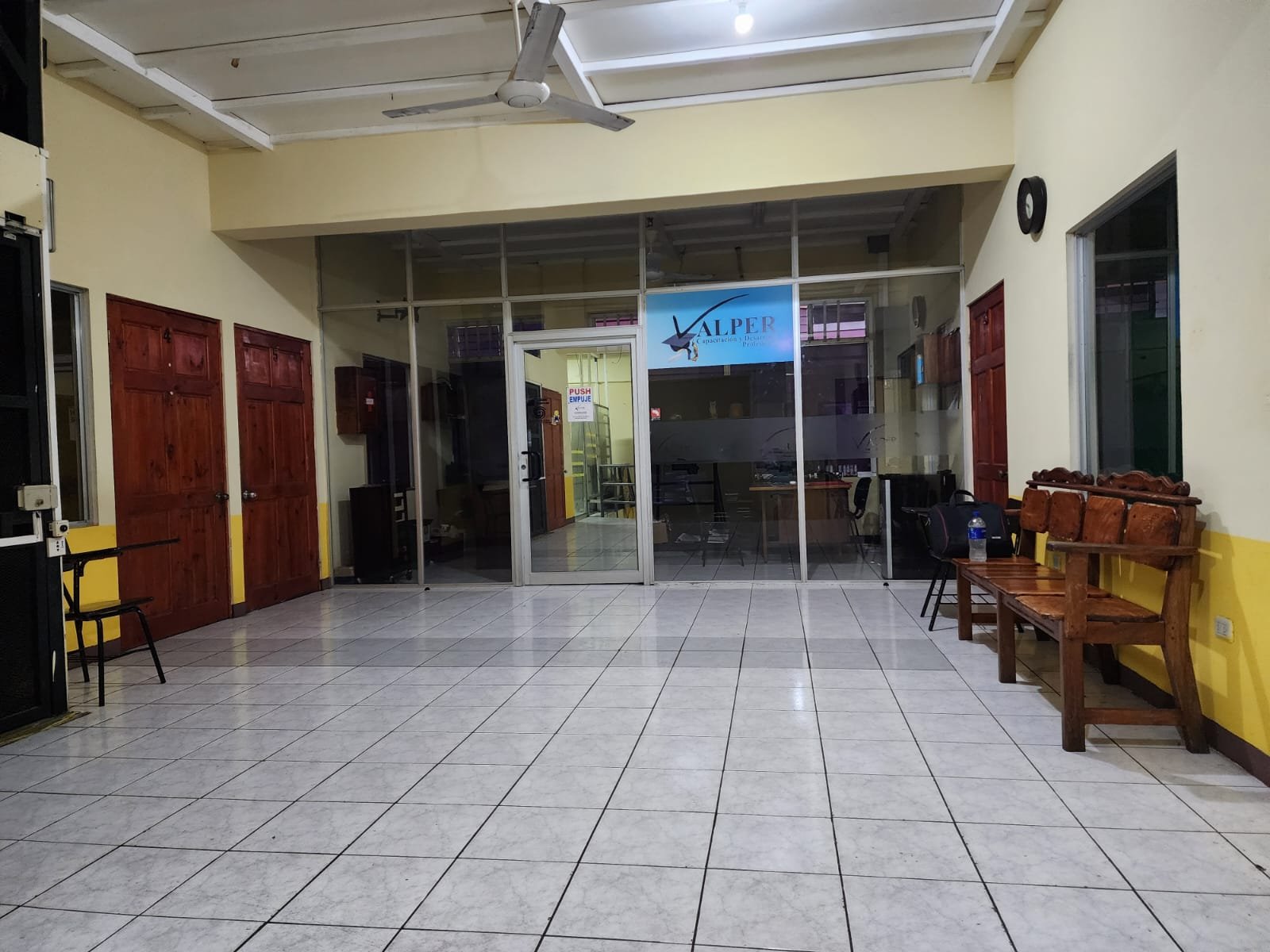 Espacios educativos del Instituto VALPER orientados a la formación académica y técnica en un entorno adecuado.